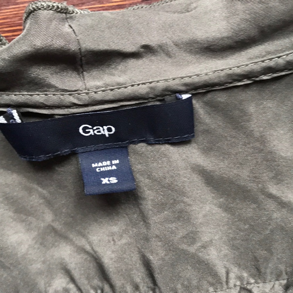 Gap Top🖤 - Picture 2 of 4